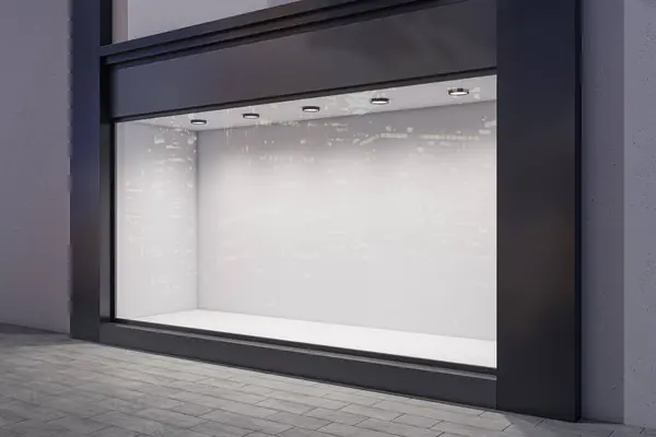 夜のモダンな建物で街の反射でガラス壁の背後にある製品プレゼンテーションのためのスペースが空のショップウィンドウの空白の光壁背景の展望 3Dレンダリング モックアップ — ストック写真