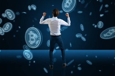 İş başarısı, kripto para birimi ve modern para kazanma kavramı mutlu adam arka planı Bitcoin yağmuru altında koyu mavi arka plan