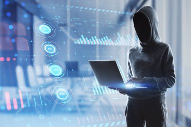 Hacker iş haritalarıyla parlayan dijital arayüzü ve bulanık ofis arka planında kodlaması olan bir dizüstü bilgisayar kullanıyor. Gelecek ve siber uzay kavramı. Çift pozlama