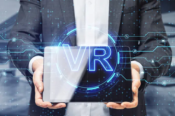 Bulanık ofis arka planında VR 'ın parıldayan hologramıyla el ele tutuşma tabletini kapat. Vritüel gerçeklik ve meta-evren kavramı. Çift pozlama