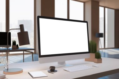 Tasarımcı ofis masaüstünü boş beyaz bilgisayar monitörü, şehir manzaralı pencere, dekoratif eşyalar ve malzemeler ile kapatın. Modifiye et, 3B Hazırlama