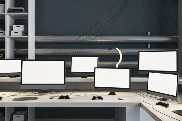 Czyste Wnętrze Biura Wieloma Pustymi Białymi Monitorami Komputerowymi Biurku Gry Zdjęcia Stockowe bez tantiem