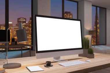 Tasarımcı ofis masaüstünü boş beyaz bilgisayar monitörü, gece şehir manzaralı pencere, dekoratif eşyalar ve malzemeler ile kapatın. Modifiye et, 3B Hazırlama
