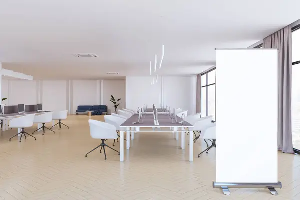 Moderno Ufficio Coworking Interno Con Banner Roll Bianco Vuoto Mobili Fotografia Stock