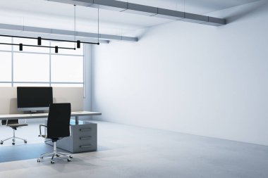 Duvarda boş, panoramik pencereler ve gün ışığı, mobilya ve ekipmanlarla birlikte modern beton ofis içi. 3B Hazırlama