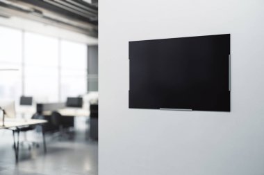 Logonuz için boş siyah poster ya da arka planda bulanık mobilyalarla modern ofis alanındaki açık gri duvar arkaplanı üzerine reklam metniniz. 3B görüntüleme, modelleme