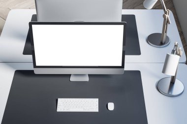 Beyaz masa, halı, lamba ve diğer eşyaların üzerindeki bilgisayar monitörü ile tasarımcı ofis masaüstünü kapatın ve yukarı bakın. Modifiye et, 3B Hazırlama