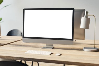 Ahşap ofis masaüstündeki boş beyaz bilgisayar ekranını kapatın. Lamba ve beton arka planda malzemeler olsun. Tasarımcı iş yeri konsepti. Modifiye et, 3B Hazırlama
