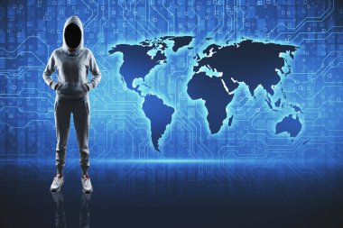 Kapüşonlu gizemli kişi, küresel siber güvenlik kaygılarını sembolize eden, parlayan dijital bir dünya haritasının arka planında duruyor.