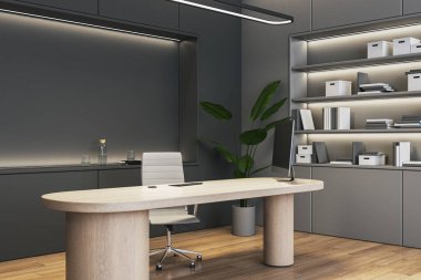 Modern ofis içi ahşap bir masa, sandalye ve raflar koyu gri bir duvara karşı, minimalist bir tasarım konseptini gösteriyor. 3B Hazırlama