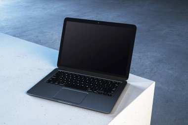 Beton bir çıkıntıda duran boş ekranlı modern bir laptop. Minimalist tasarım, koyu arkaplan. Teknoloji, web tasarımı ve sunumlar kavramı. 3B Hazırlama