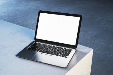 Beton bir yüzeye yerleştirilmiş boş ekranlı modern bir laptop. Arka plan minimalist ve karanlık, dizüstü bilgisayarın altını çiziyor. Teknoloji, web tasarımı ve sunum kavramı. 3B Hazırlama