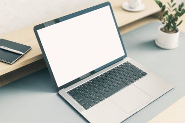 Logonuz için kopyalama alanı olan boş beyaz ve modern laptop ekranından perspektif görüntüsü veya açık gri masa üzerinde yeşil bitki ve ahşap rafta not defteri olan metin. 3B görüntüleme, düzenle