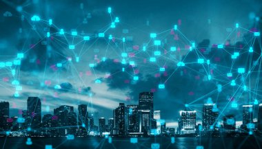 Günbatımında modern bir şehrin siluetini kaplayan çizgilerle birbirine bağlı parlayan sosyal ağ simgeleri. Soyut teknoloji ve iletişim konsepti