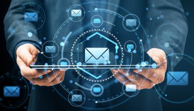 Tablet üzerindeki e- posta simgeleri, hologram biçimi, karanlık arkaplan, dijital iletişim kavramı