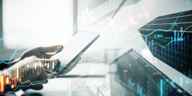 Finansal tablet kullanan kişi, çifte pozlama tarzı, şehir geçmişi, iş analizi kavramı