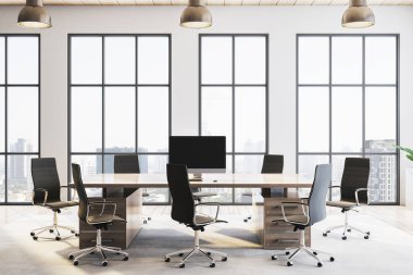 Konferans masası, sandalyeler ve masanın üstünde bir bilgisayar olan çağdaş ofis içi. Büyük pencereler doğal ışık ve şehir manzarası sağlar. 3B Hazırlama.