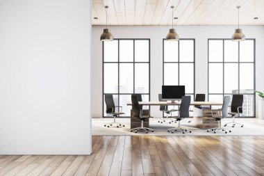 Geniş ofis içi boş beyaz duvar, büyük pencereler ve sandalyeli modern bir konferans masası. Parlak ve temiz kurumsal çalışma alanı. 3B Hazırlama.