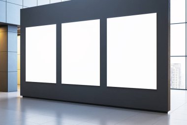 Karanlık bir panelde üç büyük boş poster çerçevesi olan boş galeri, doğal ışık ve şehir manzaralı modern şehir içi, sergi konsepti. 3B Hazırlama.