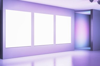 Çağdaş sergi alanında üç boş poster çerçevesi. Mor ışıklandırması, pürüzsüz duvarları ve yansıtıcı zemini var. 3B Hazırlama