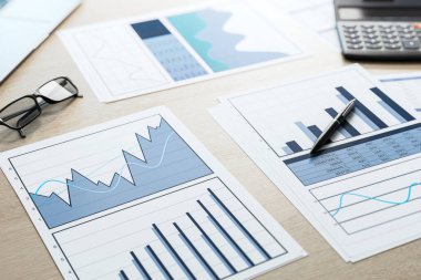 Çizelgeler, grafikler ve finansal veriler içeren iş muhasebe kağıtları. Hesap makinesi, kalem ve gözlüklerle birlikte. Şirket konsepti. 3B Hazırlama.