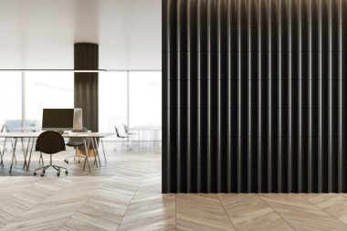 Ahşap zemin zemininde siyah tırtıklı duvar olan boş bir modern ofis. İş yeri kavramı. 3B Hazırlama