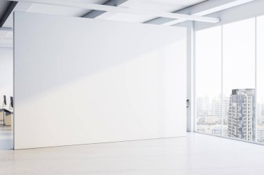 Minimalist ofis iç mimarisi, arka planda boş beyaz bir duvar, büyük pencereler ve şehir manzarası var. Parlak ve temiz çalışma alanı. 3B Hazırlama.