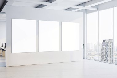Modern bir ofiste beyaz bir duvarda, şehir manzarası olan, parlak ve temiz bir çalışma alanına sahip büyük pencereli üç boş poster. 3B Hazırlama