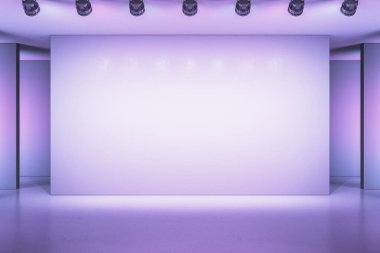 Sahne ışıkları altında büyük boş duvarlı boş bir galeri, modern minimalist tasarım, mor ışıklandırma, sergi ya da sunum konsepti. 3B Hazırlama.