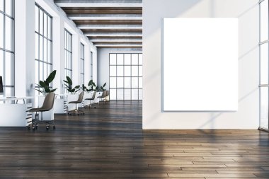 Beyaz duvarında boş dikey posteri, tahta zemini, masaları, sandalyeleri ve büyük pencereleri olan çağdaş bir ofis. Parlak ve profesyonel çalışma alanı. 3B Hazırlama
