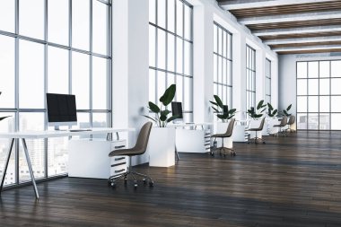 Şık mobilyaları, ahşap zemini ve modern ofis ortamında panoramik şehir manzarası olan geniş bir işyeri. Parlak ve temiz tasarım. 3B Hazırlama.