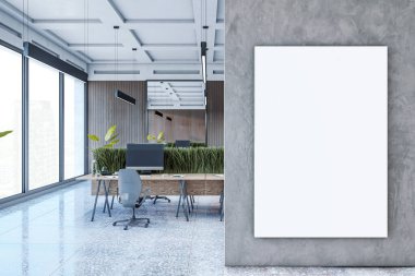 Çağdaş çalışma alanı, dokulu duvarında boş dikey tuval, büyük masalar, sandalyeler ve yeşillik. Arka planda parlak cam pencereler var. 3B Hazırlama