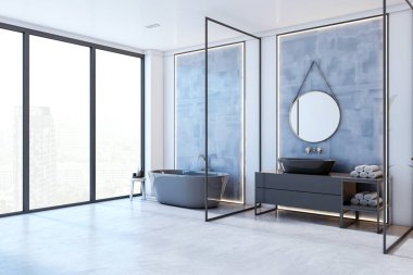 Geniş çağdaş banyo, mavi aksanlı duvarlar, cam bölmeler, serbest banyo küveti ve şehir manzarası. 3B Hazırlama