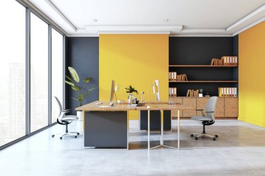 Ahşap masası, sandalyeleri ve rafları olan, cam pencerelerden şehir manzaralı şık bir çalışma alanı. Parlak aksanlı çağdaş ofis tasarımı. 3B Hazırlama.