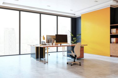 Modern mobilyaları, geniş pencereleri ve şehrin ufuk çizgisi manzaralı geniş bir yönetici ofisi. Parlak sarı aksan duvarı şık bir dokunuş katıyor. 3B Hazırlama