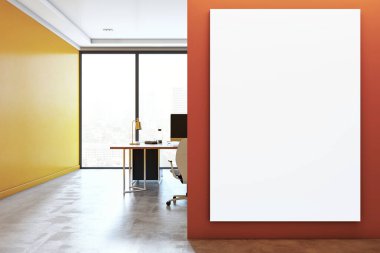 Boş yönetici çalışma alanı, masa, sandalye ve canlı bir duvarda büyük beyaz bir model tuval. Cam pencerelerden parlak şehir manzarası. 3B Hazırlama