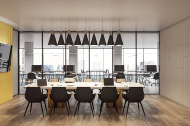 Geniş masalı, siyah sandalyeli ve kolye ışıklı, cam duvarlarla çevrili, ofis manzaralı, çağdaş toplantı odası. 3B Hazırlama