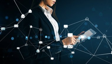 İş kadını koyu arkaplanda dijital e-posta ağ simgeleri olan tablet kullanıyor. Çevrimiçi iletişim, teknoloji ve bağlantı kavramı