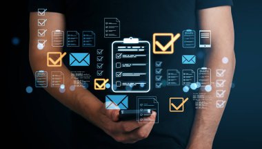 Yüzen dijital belgeleri, kontrol listeleri ve karanlık bir arkaplanda e-postaları olan akıllı telefon kullanan biri. Çevrimiçi dosya yönetimi kavramı