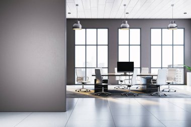 Boş gri duvarlı, geniş pencereli ve sandalyeli modern bir toplantı masası olan çağdaş ofis alanı. İş yeri konsepti. 3B Hazırlama.