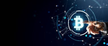Karanlık arka planda dijital ağ bağlantıları olan Bitcoin sembolüne işaret eden bir iş adamı. Kripto para birimi, engelleme zinciri ve finans kavramı