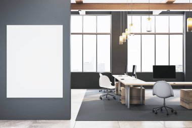 Karanlık duvarında boş dikey posteri, tahta masaları, sandalyeleri ve büyük pencereleri olan çağdaş çalışma alanı. 3B Hazırlama