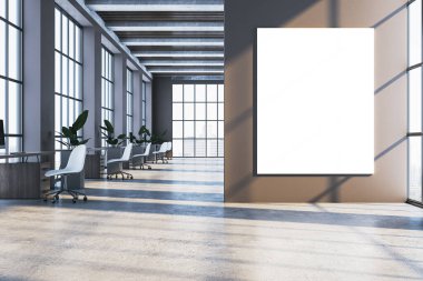 Masaları, sandalyeleri ve duvarında boş dikey posteri olan geniş bir şirket çalışma alanı. Endüstriyel tasarım, büyük pencereler ve doğal ışık. 3B Hazırlama.