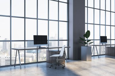 Yerden tavana cam pencereler, beton zemin ve doğal ışığın yer aldığı geniş bir ofiste masaları, sandalyeleri ve bilgisayarları olan şık bir iş yeri. 3B Hazırlama.