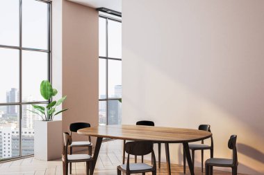 Konforlu yemek odası, ahşap masa, siyah sandalyeler, ve şehir manzarasını gösteren büyük pencereler, duvarda sıcak ışıklandırma, modern ev içi konsept. 3B Hazırlama.