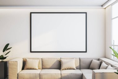 Minimalist oturma odası, bej kanepenin üzerinde boş poster çerçevesi, yumuşak ışıklandırma, rahat yastıklar ve parlak pencerenin yanında yeşil bitkiler. 3B Hazırlama.