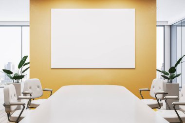 Beyaz sandalyeli boş bir toplantı odası, masa ve sarı bir duvarda boş bir tuval. Büyük pencereler şehir manzarası gösteriyor. Ofis sunumu kavramı. 3B Hazırlama.