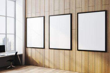 Modern ofis içi geniş pencereli ve şehir manzaralı ahşap bir duvarda siyah çerçeveli üç boş poster, temiz bir şablon tasarımı yaratıyor. 3B Hazırlama.