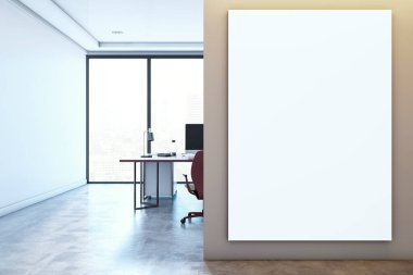 Şehir manzarasına bakan geniş bir pencerenin yanında boş dikey bir tuval, masa ve sandalye bulunan çağdaş çalışma alanı. 3B Hazırlama.