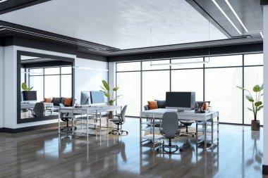 Geniş pencereli, ahşap döşemeli ve ayna duvarlı masaları, sandalyeleri ve bilgisayarları olan çağdaş ofis içi. 3B Hazırlama.